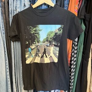 Beatles Black Band Tee Graphic T-Shirt with Iconic Crosswalk Design